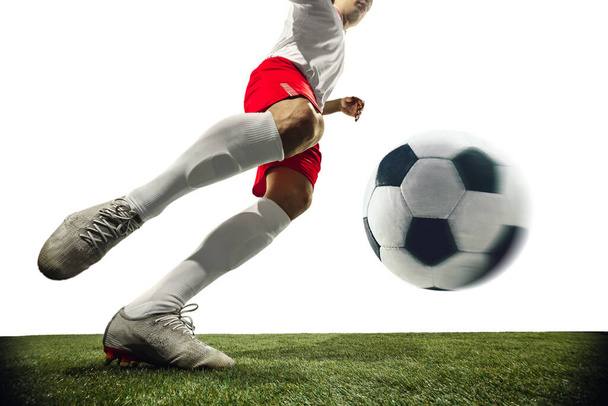 Voetbal of voetbal speler op witte achtergrond - beweging, actie, activiteit concept - Foto, afbeelding