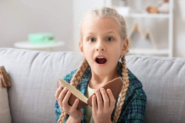 Petite fille surprise avec oeuf en chocolat sucré à la maison
 - Photo, image