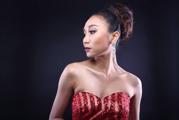 Kaunis aasialainen Pitkä suora mustat hiukset tan iho nainen punainen mekko hoikka, muoti muodostavat, studio valaistus tumma tausta eristetty kopio tilaa
 - Valokuva, kuva