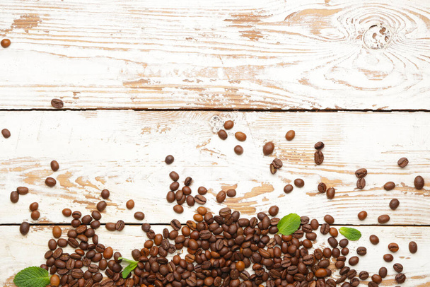 Beaucoup de grains de café sur fond en bois
 - Photo, image