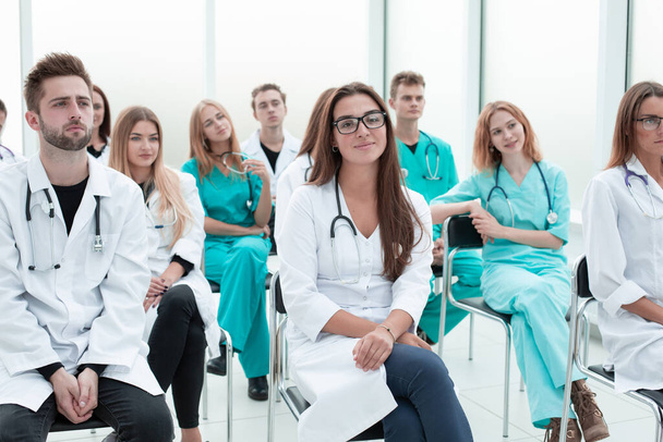 вид сверху. группа улыбающихся врачей, указывающих на вас. - Фото, изображение