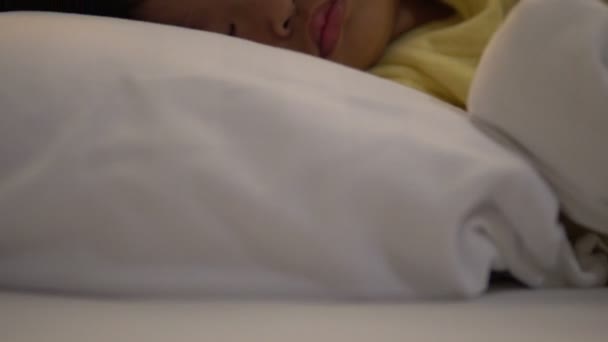 Közelről aranyos ázsiai kislány feküdt az ágyon, alvás idő koncepció - Felvétel, videó