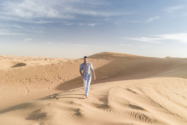 Dubai sobremesa dunas de areia, casal no Dubai deserto safari, Emirados Árabes Unidos, homens de férias em Dubai Emirates
 - Foto, Imagem