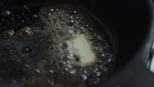 Butter on frying pan - Felvétel, videó