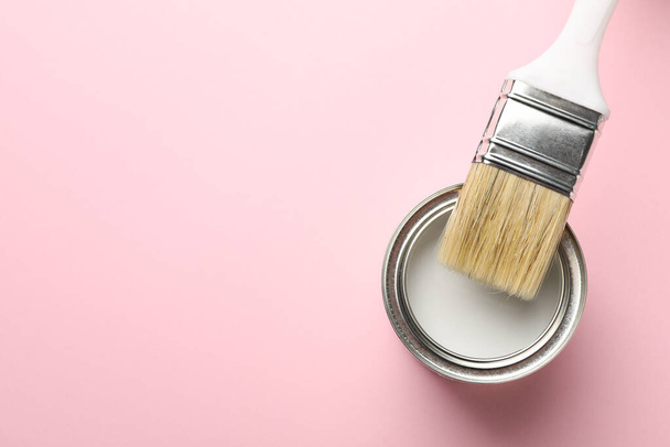 Paint can and brush on pink background, top view - Fotoğraf, Görsel