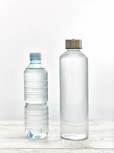 Concept de zéro déchet avec bouteille d'eau en verre rechargeable par rapport à une bouteille en plastique à usage unique
 - Photo, image