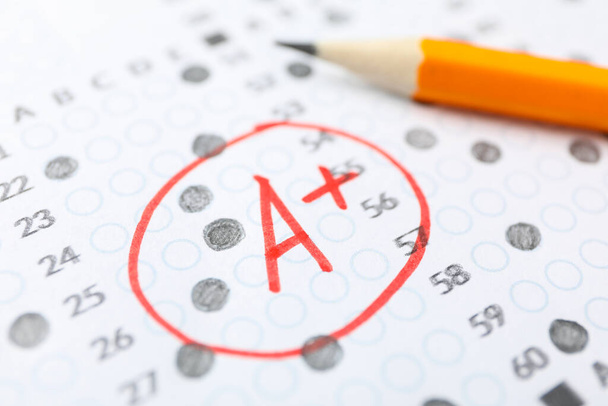 Hoja de puntuación de la prueba con respuestas, grado A + y lápiz, primer plano
 - Foto, imagen