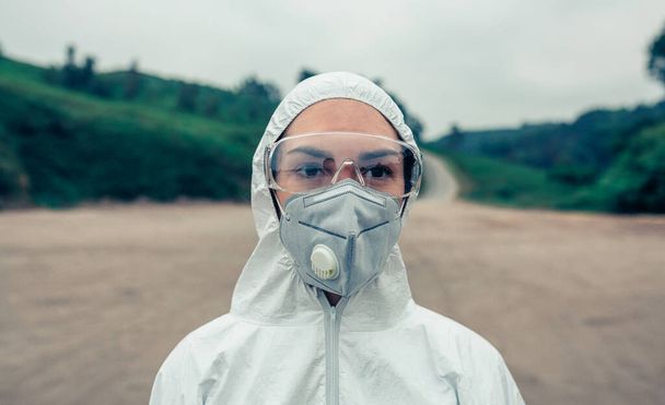 Femme avec costume de protection bactériologique
 - Photo, image