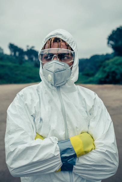 Man met bacteriologisch beschermingspak - Foto, afbeelding