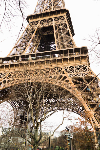 Вид на Эйфелеву башню в Париже, Франция
 - Фото, изображение