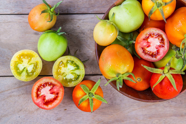 Tomates colorées sur table en bois
. - Photo, image