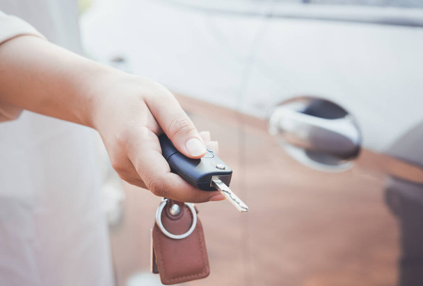 Autókulcsok, női kéz ad kulcsokat. - Fotó, kép