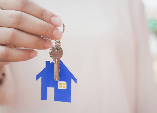 Mão feminina segurando chaves com chave de casa, agente imobiliário
. - Foto, Imagem