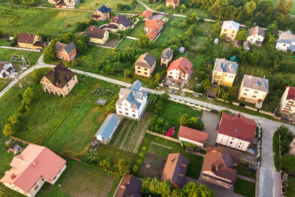 Повітряний пейзаж маленького містечка або села з рядами житлових будинків і зелених дерев
. - Фото, зображення