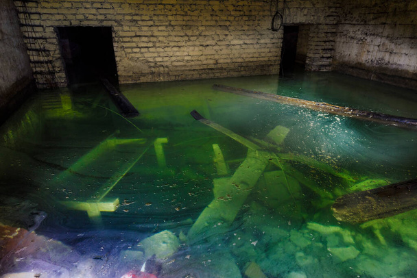 Затопленная комната в заброшенной шахте
 - Фото, изображение