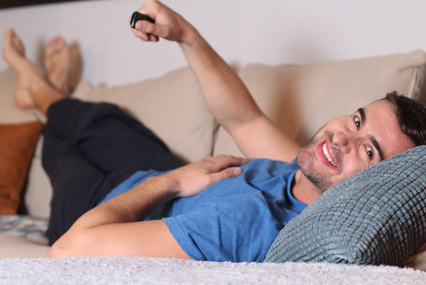 Homme détendu regardant la télévision à la maison - Photo, image