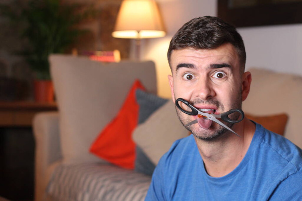 Mann mit Schere in Zunge gestochen - Foto, Bild
