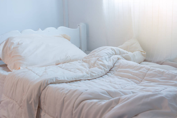 Witte thema lakens en witte gordijn in de ochtend, slaapkamer interieur - Foto, afbeelding