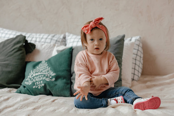 beautiful little girl on bed  - Valokuva, kuva