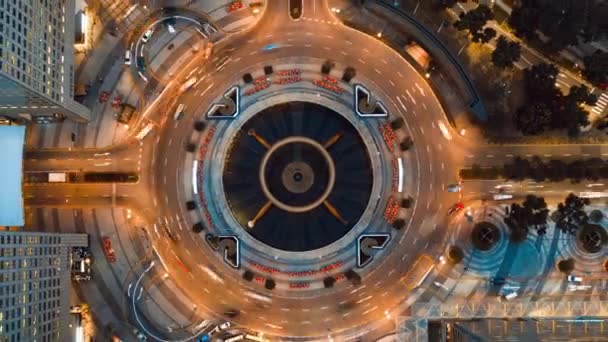 4k time-lapse της κυκλοφορίας αυτοκινήτων σε κυκλικό κόμβο γύρω από το σιντριβάνι του πλούτου στην πόλη της Σιγκαπούρης, drone εναέρια πάνω άποψη, μεγέθυνση έξω. Τεχνολογία μεταφορών, ζωή στην πόλη, Ασία ταξιδιωτικό ορόσημο έννοια - Πλάνα, βίντεο