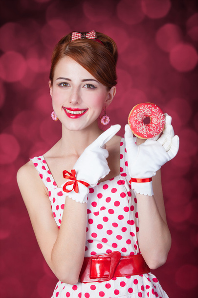 Beautiful redhead women with donut. - Fotoğraf, Görsel