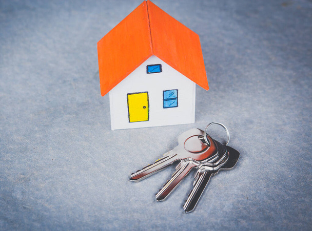 оранжевый дом с ключом на фоне цемента
. - Фото, изображение