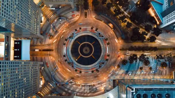 4k time-lapse transportu samochodowego na rondzie wokół fontanny bogactwa w Singapurze miasta, drone widok z lotu ptaka. Transport technologii, nowoczesne życie miasta, Azja podróży punkt orientacyjny koncepcji - Materiał filmowy, wideo