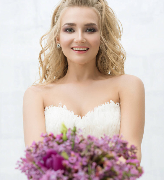 Gorgeous young bride with nice bouquet portrait - Fotoğraf, Görsel