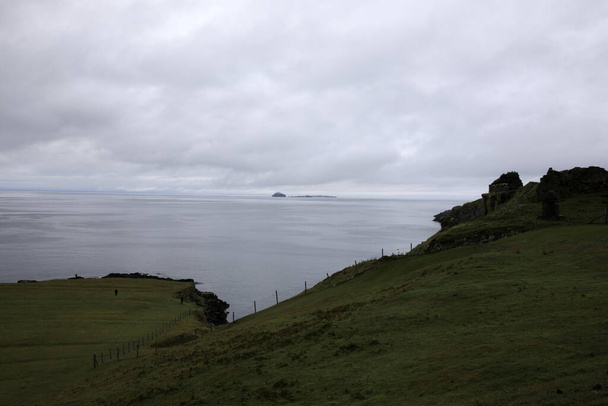 Portree - Skye Island (Scotland), UK - August 14, 2018: The landscape near Kilt Rock View point, Portree, Isle of Skye, Inner Hebrides, Scotland, United Kingdom - Фото, зображення