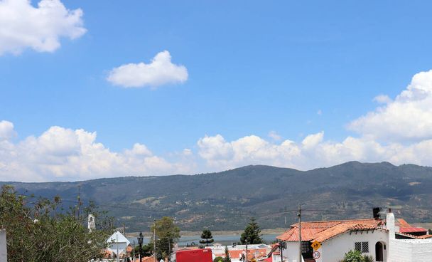 Dorpslandschap, Colombiaans dorp, huizen en parken - Foto, afbeelding