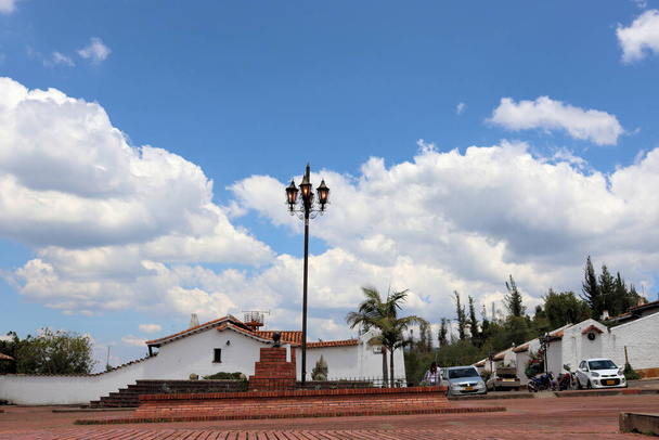 Falusi táj, Kolumbiai falu, házak és parkok - Fotó, kép