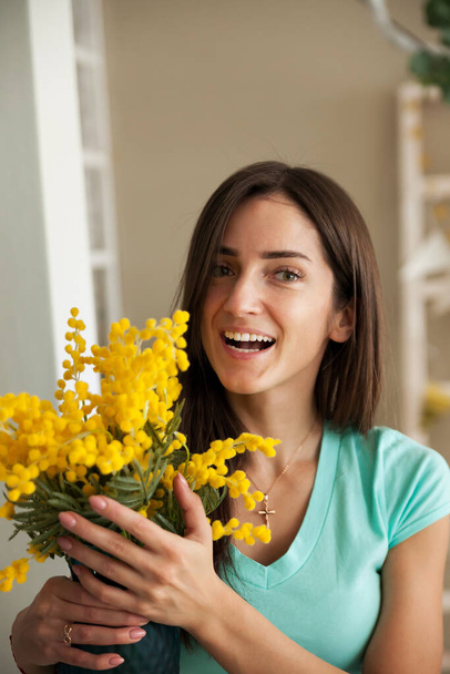 Sarı çiçek buketi tutan gülümseyen kız. .  - Fotoğraf, Görsel