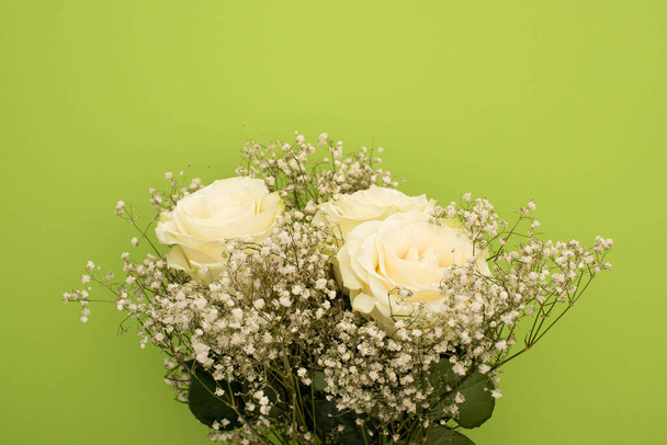 vista superior de ramo fresco de flores aisladas en verde
 - Foto, Imagen