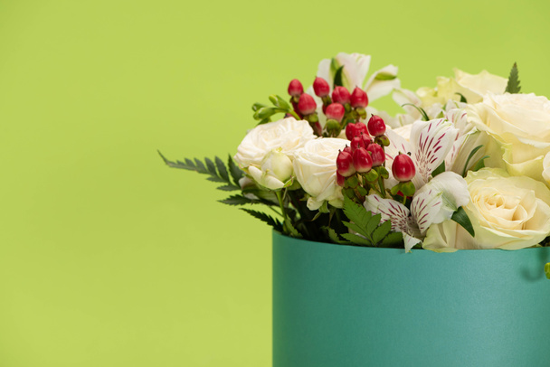 ramo fresco de flores en caja de regalo aislado en verde
 - Foto, Imagen