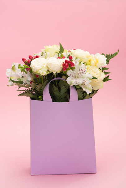 mazzo di fiori in sacchetto di carta viola su sfondo rosa
 - Foto, immagini