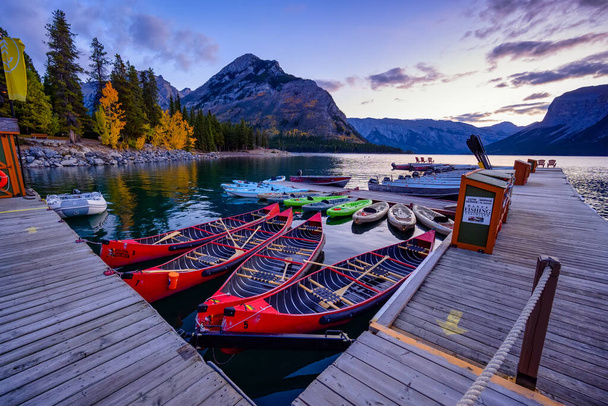 Lake Minnewanka Banff, Alberta Kanada travel destination - Φωτογραφία, εικόνα