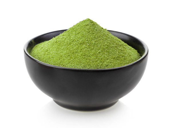 instant matcha zielona herbata wczarnej misce na białym tle - Zdjęcie, obraz