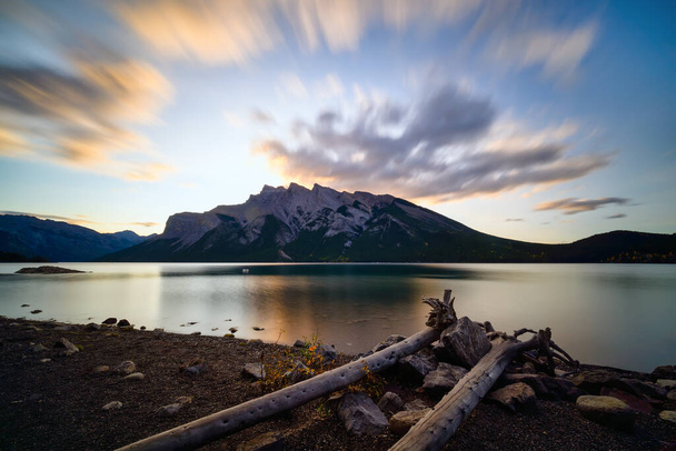 Lago Minnewanka Banff, Alberta Kanada destino de viaje
 - Foto, imagen