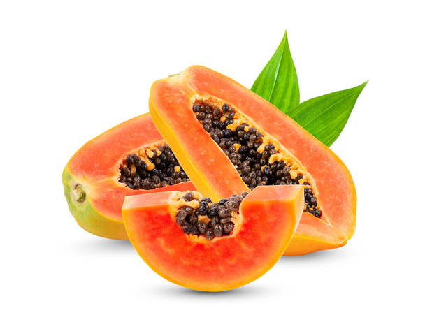rijpe plak papaya met blad geïsoleerd op witte achtergrond. volledige velddiepte - Foto, afbeelding