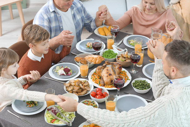 Family celebrating Thanksgiving Day at home - Foto, Bild