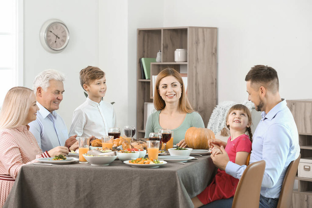Familia celebrando el Día de Acción de Gracias en casa
 - Foto, Imagen