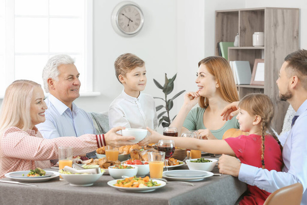 Family celebrating Thanksgiving Day at home - Zdjęcie, obraz
