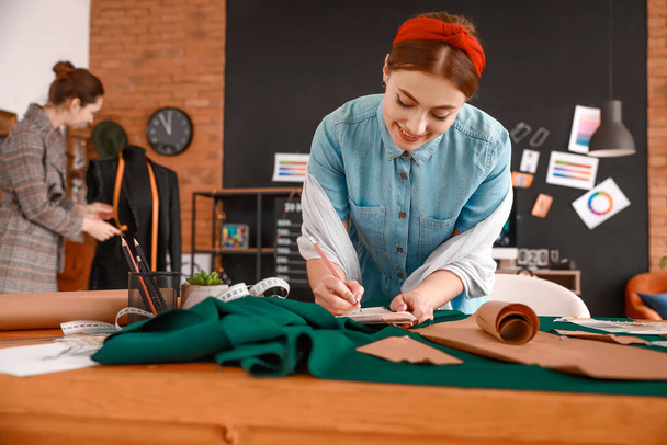 Mujer joven cosiendo ropa en atelier
 - Foto, imagen