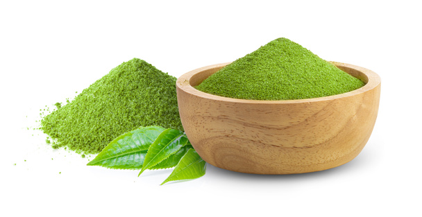 Matcha grüner Tee in Holzschale mit Blatt auf weißem Hintergrund - Foto, Bild