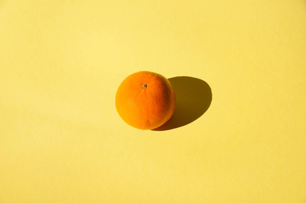 Сочный, вкусный мандарин на ярко-желтом
. - Фото, изображение