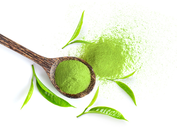 φύλλα τσαγιού και matcha πράσινο τσάι σε σκόνη σε ξύλο κουτάλι απομονώνονται σε λευκό φόντο. πάνω όψη - Φωτογραφία, εικόνα