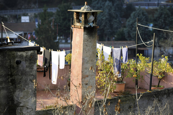 Finalborgo (SV), Italia - 12 de diciembre de 2017: Una antigua chimenea en Finalborgo village, Finale Ligure, Liguria, Italia
 - Foto, Imagen