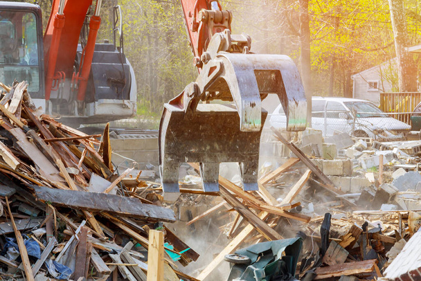 Demolición de una casa antigua, tablones de madera y escombros y las ruinas de la casa para el proyecto de nueva construcción
. - Foto, Imagen