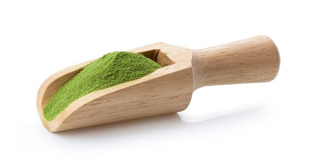 matcha zelený čaj prášek v dřevěné kopeček na bílém pozadí - Fotografie, Obrázek