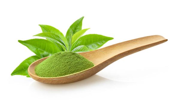 matcha zelený čaj prášek v dřevěné lžíci s listem izolované na bílém pozadí - Fotografie, Obrázek